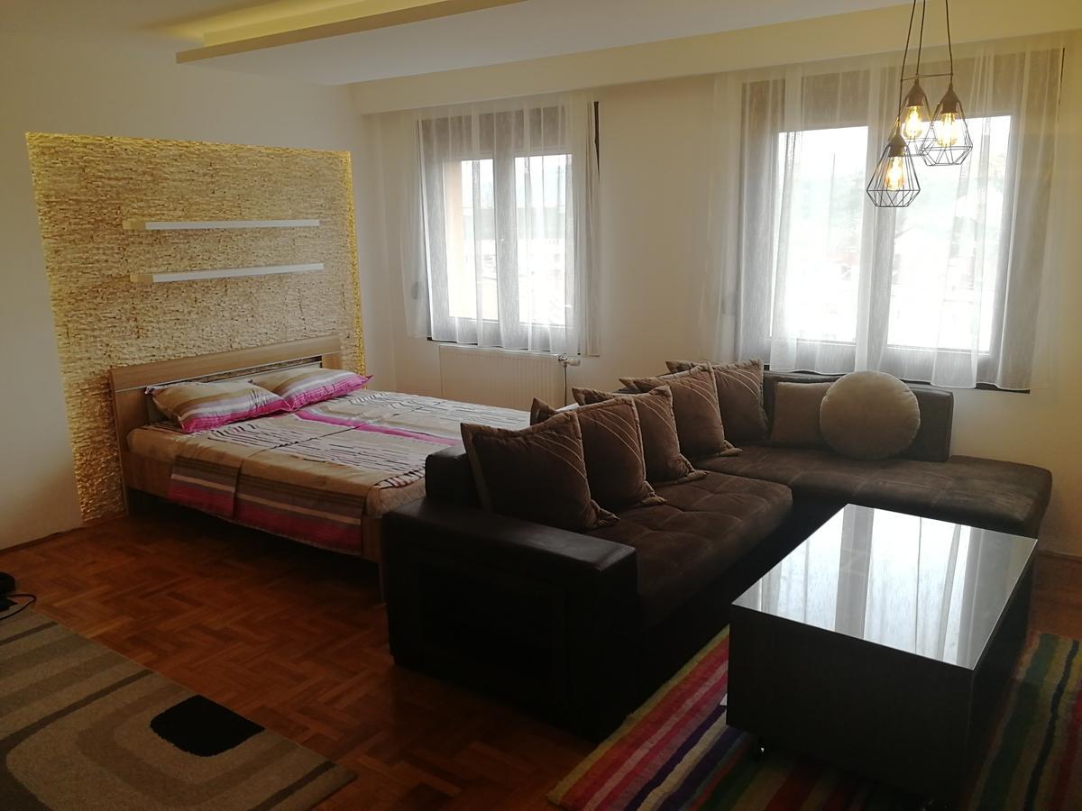 Apartment Aleksija Ni Esterno foto